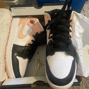 AIR JORDAN 1 MID (GS)
SIZE: 5Y (Womens 6.5)
Worn Once, in great condition